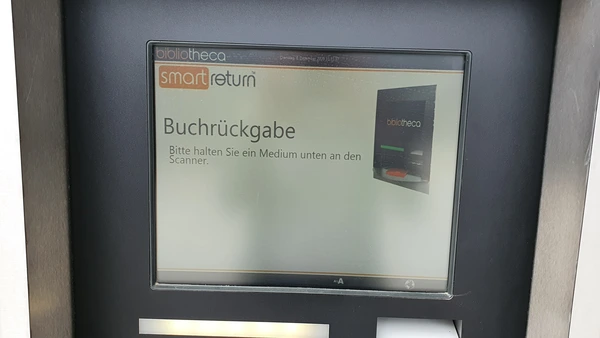 Buchrückgabeautomat am Haupteingang