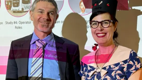 Portrait von einer Frau und einem Mann bei einer Präsentation
