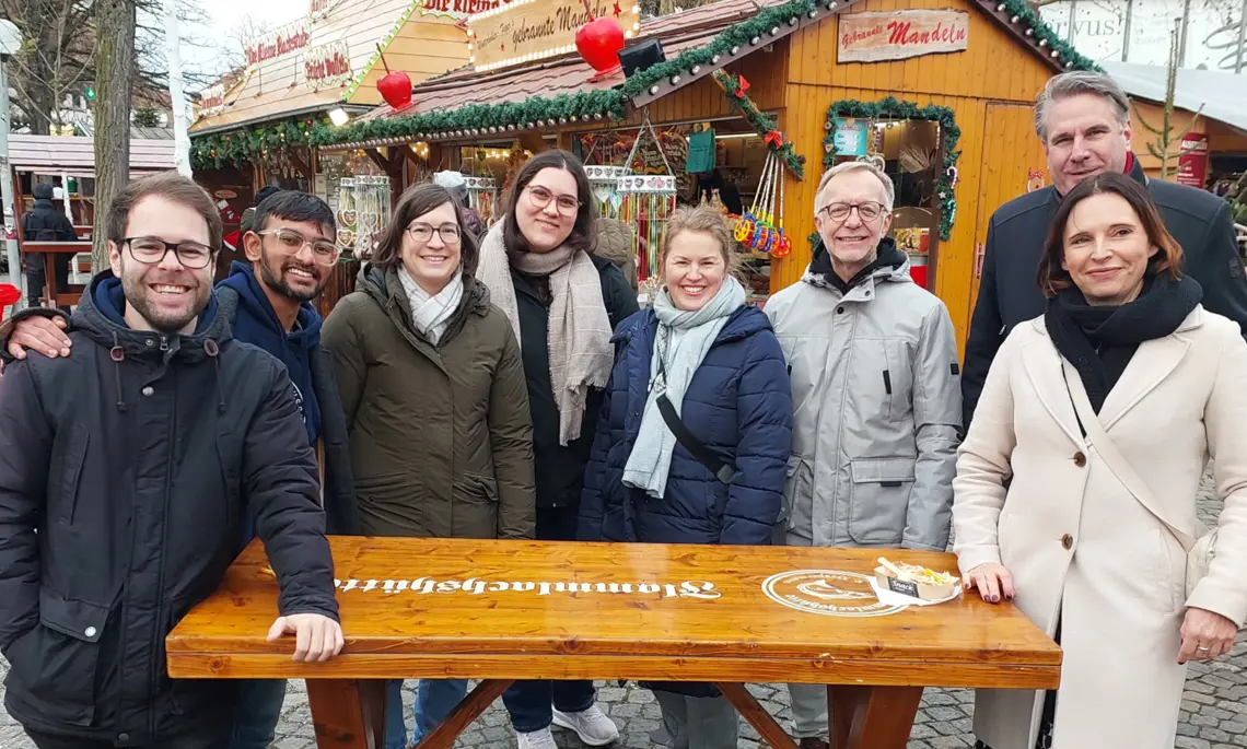 Gruppenfoto von acht Personen auf dem Ingolstädter Christkindlmarkt