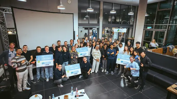 Gruppenbild der Studierenden und Gewinner der VGI-Challange mit den Schecks